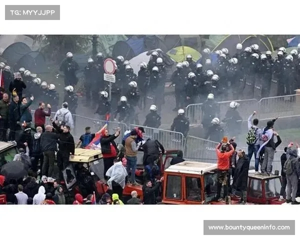 雷恩绝杀引发球迷冲场 警方使用催泪瓦斯控制局势 雷恩绝杀引发球迷冲场 警方使用催泪瓦斯控制局势