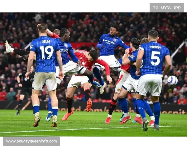 马奎尔头球绝杀里昂赛后激动落泪 与达洛特深情相拥感动全场