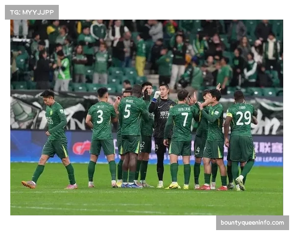 现场大屏幕播放趣味数据,主场球队在周三晚间的比赛防守效率历来优于其他时段。