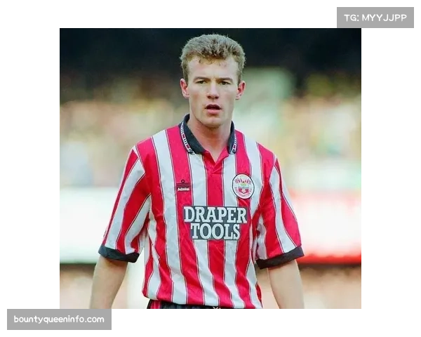 英超历史进球纪录保持者希勒的雕像,在圣詹姆斯公园球场外揭幕